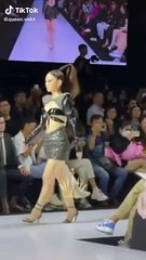 Lê Bống catwalk điệu slow-motion
