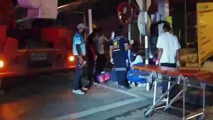 พนักงานการไฟฟ้าส่วนภูมิภาคอำเภอเบตงขึ้นรถกระเช้าซ่อมไฟฟ้าถูกไฟช็อต ตกจากรถหมดสติ อาการสาหัส