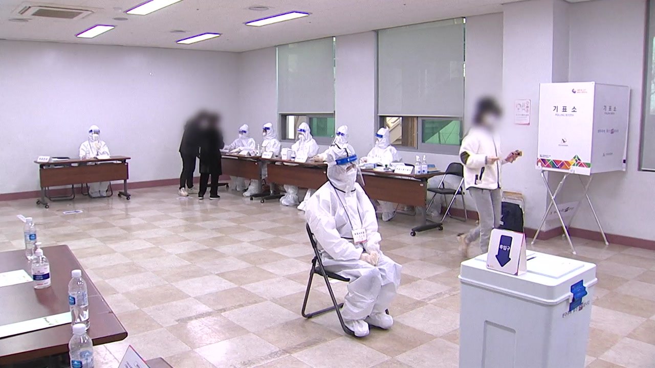 일반 유권자 투표 오후 6시까지...확진자는 별도 투표 / YTN