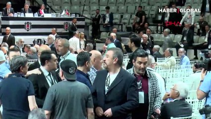 Beşiktaş genel kurulunda arbede... Tokatlar hakaretler havada uçuştu!