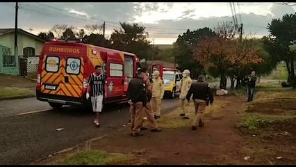 Durante briga de família homem tenta esfaquear esposa, atinge o filho e esfaqueia a si mesmo