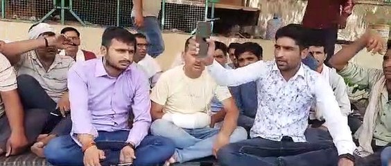 Download Video: एसोसिएशन अध्यक्ष से मारपीट के बाद थमे एंबुलेंस के पहिये, अस्पताल के पास चक्का जाम कर प्रदर्शन