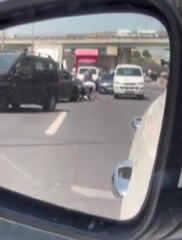 KÜÇÜKÇEKMECE'DE SÜRÜCÜLERİN YOL VERME KAVGASI