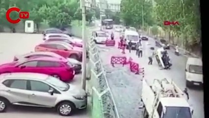 Zeytinburnu'nda otomobilin çarptığı bisikletli ağır yaralandı
