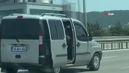 Otobanda tehlikeli serinlik kamerada: Kapısı açık araçta ayaklarını uzatarak yattı