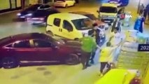 Marketin önünde tekmeli yumruklu feci kavga! O anlar görüntülendi