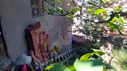 Dağdan kopan kaya parçaları dehşeti yaşattı! Evin çatısına düştü: O anlar kamerada