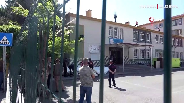 Okul çatısında korku dolu anlar: Eline bıçağı aldı intihar etmek isteyen öğrenci böyle ikna edildi!