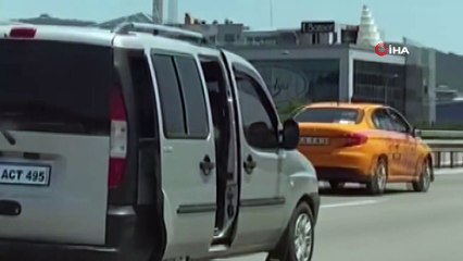 Otobanda canını büyük tehlikeye attı: Araç kapılarını açarak uzandı ve...