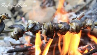 Cooking Spicy Roasted Snails By the River - Primitive Survival