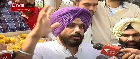 CM ਹਾਊਸ ਲੱਡੂ ਲੈ ਕੇ ਪਹੁੰਚੇ ਕਾਂਗਰਸੀ, ਬੋਲੇ- NAS 'ਚ ਅੱਵਲ ਆਇਆ ਪੰਜਾਬ, CM Mann ਨੇ ਕਿਉਂ ਨਹੀਂ ਦਿੱਤੀ ਵਧਾਈ?