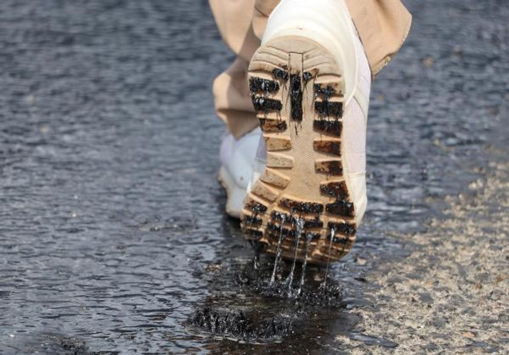 Denizli'de hava sıcaklığı asfalt eritti! Vatandaş tedirgin: Mayısta böyle, ağustos ayında ne olacak kim bilir?