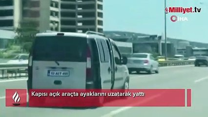 Otobanda aracın kapısı açık ilerledi