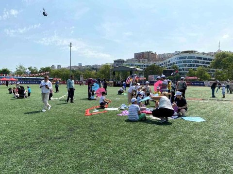 Kağıthane'de düzenlenen uçurtma şenliği renkli görüntüler oluşturdu