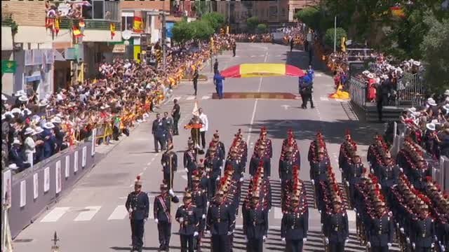Los reyes presiden el desfile de las Fuerzas Armadas en Huesca