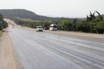 Sıcak hava asfaltı eritti