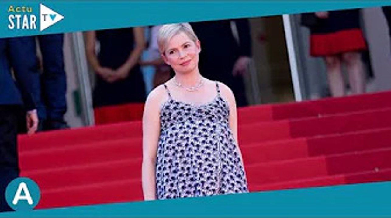 Cannes 2022 : sur le point d'accoucher, Michelle Williams monte les marches dans une longue robe Cha