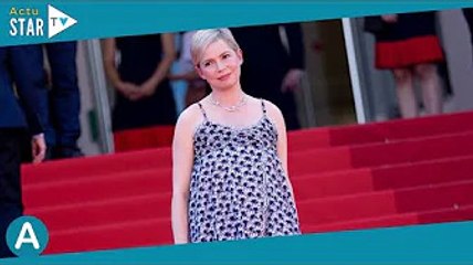 Cannes 2022 : sur le point d'accoucher, Michelle Williams monte les marches dans une longue robe Cha