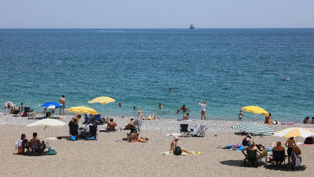 Antalya’da hava sıcaklığı 37 dereceyi gördü