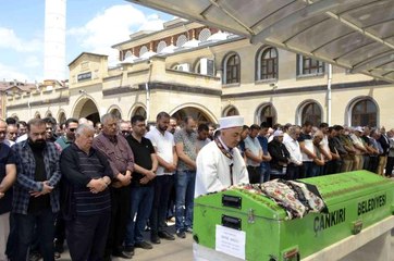 Antalya'daki feci kazada ölen Derya öğretmen ve kızı Defne son yolculuğuna uğurlandı