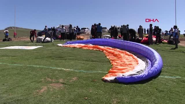 SPOR Van Gölü kıyılarında yamaç paraşütü heyecanı