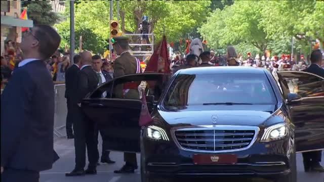 Multitudinaria acogida al rey en el primer Día de las Fuerzas Armadas tras la pandemia