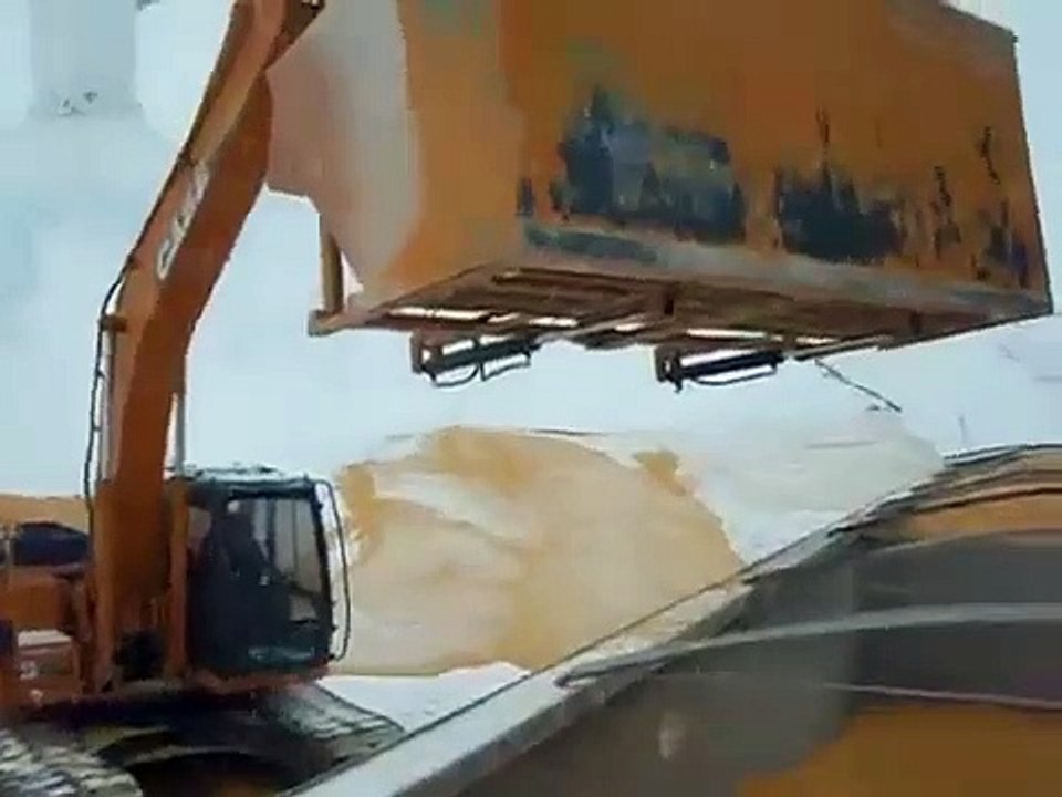 Devasa Mısır Ambarında Ekskavatör ile Vagonlara Mısır Dolumu