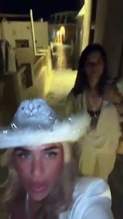 Κόνι Μεταξά: Το bachelorrete party στην Σαντορίνη με τις φίλες της