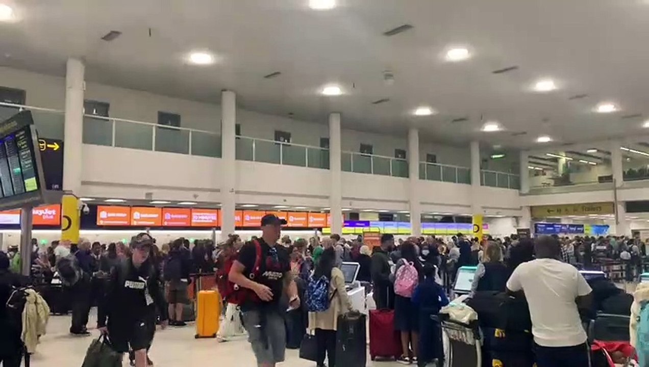 Queues at Gatwick Airport - Saturday, May 28