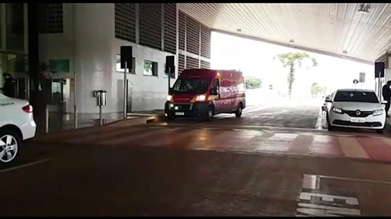 Idoso fica ferido ao bater a cabeça descendo de aeronave no aeroporto de Cascavel