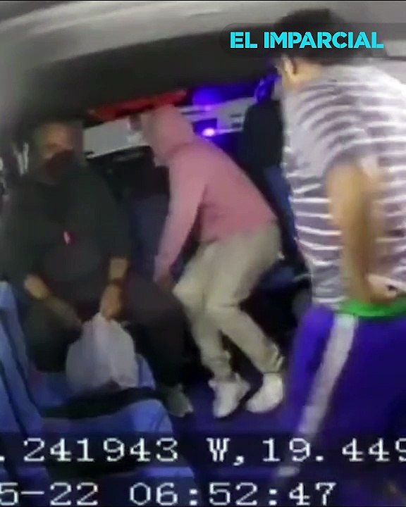 MILITARES VESTIDOS DE CIVIL SOMETEN A UNO DE LOS LADRONES EN EL TRANSPORTE PUBLICO.