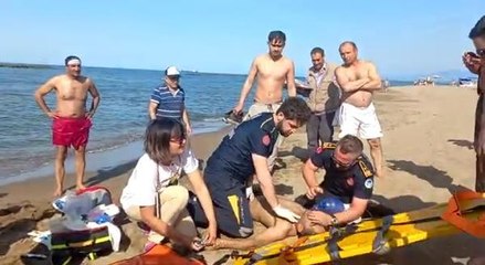 KARASU'DA DALGALARLA AÇIĞA SÜRÜKLENİRKEN SAHİLDEKİLER KURTARDI