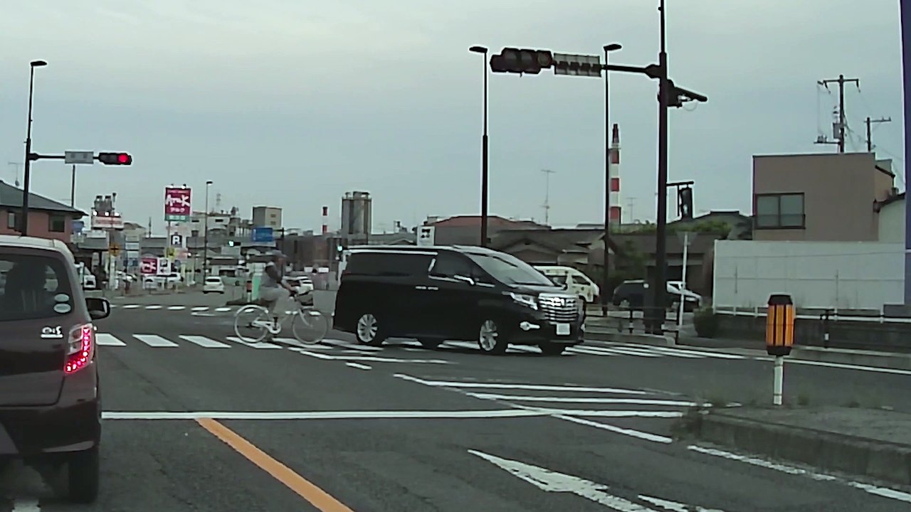 交差点で横断歩道を渡る自転車を轢きそうになる 自転車が止まらなければ事故 アルファード 歩行者妨害 山口県宇部市鍋倉町2 鍋倉交差点 ドライブレコーダー 20220528_173509