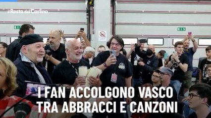 I fan accolgono Vasco tra abbracci e canzoni