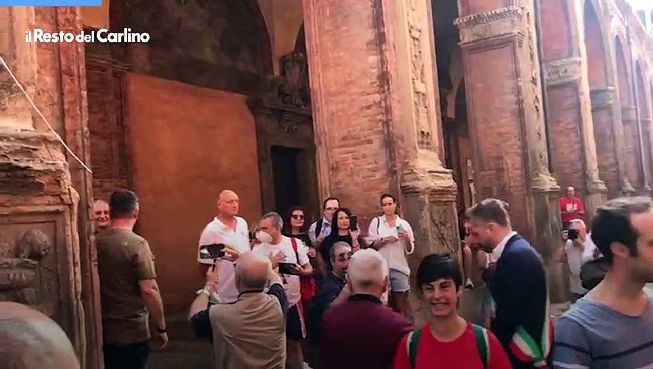 Zuppi a Bologna, il coro: "Con le mani Cei Cei"