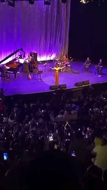 Aynur Doğan, Harbiye Cemil Topuzlu Açık Hava Tiyatrosu'nda: Dakikalarca alkışlandı