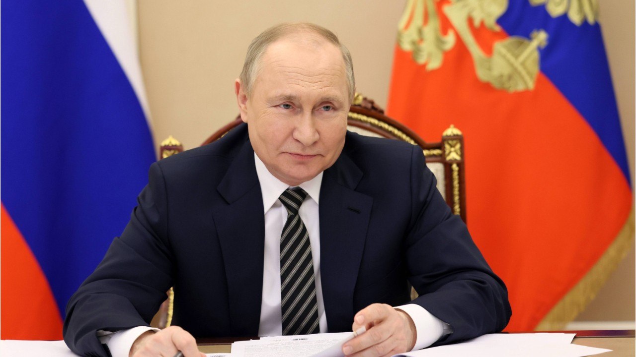 VOICI : Vladimir Poutine : un homme affirme avoir la preuve que les soldats qu'il a rencontrés étaient des acteurs