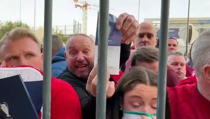 French Police Tear gas Pepper pray Liverpool Fans  #ChampionsLeague Final France