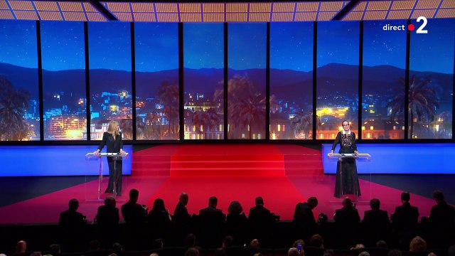 Extrait de la cérémonie de clôture du Festival de Cannes durant lequel Carole Bouquet donne un beau baiser de cinéma au président du jury Vincent Lindon