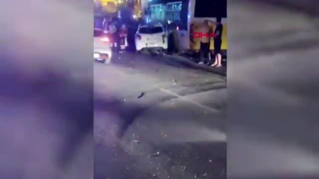 İSTANBUL-GAZİOSMANPAŞA'DA OTOMOBİL İETT OTOBÜSÜNE ÇARPTI: 1 ÖLÜ 4 YARALI