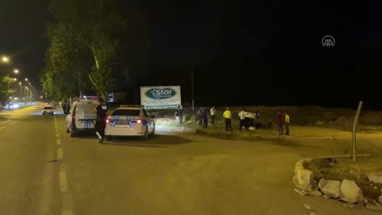 KAHRAMANMARAŞ - Devrilen otomobildeki 2 kişi yaralandı