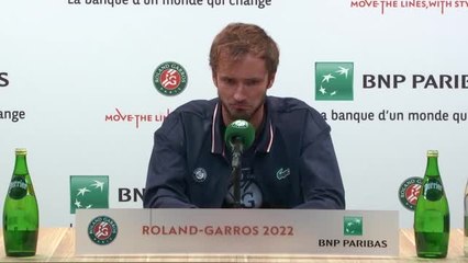 Video herunterladen: TENNIS : ATP : Roland-Garros - Medvedev : ''Jamais pensé pouvoir réaliser ça sur terre battue''