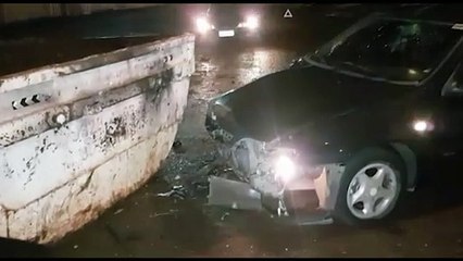 Carro bate contra caçamba de entulho no Bairro Alto Alegre