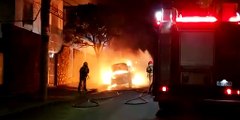 Carro pega fogo em rua do Bairro São Pedro, Região Centro-Sul de BH