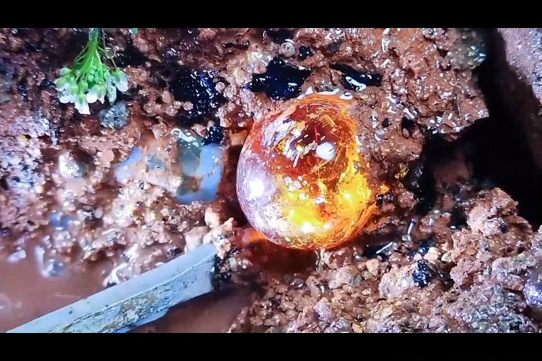 Part 1 Penemuan menggemparkan Batu Crystal langka di jalur gunung berapi berusia 1000 tahun