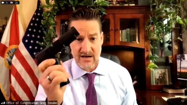 « Je fais ce que je veux avec mes armes » : Un élu républicain brandit ses armes lors d'une audition au Congrès