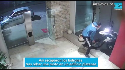 Así escaparon los ladrones tras robar una moto en un edificio platense