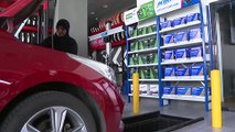 ميكانيكيات سعوديات يزاحمن الرجال في ورشة لإصلاح السيارات