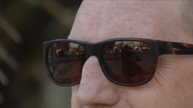 Dos personas ciegas adentrándose en las profundidades de la tierra