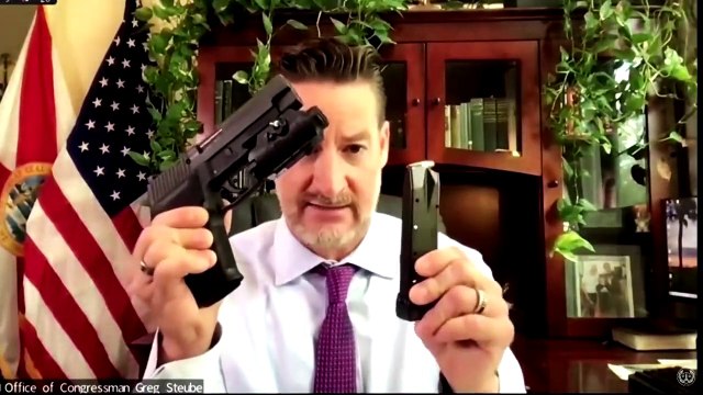 Etats-Unis - Un élu républicain de Floride brandit ses armes lors d’une audition au Congrès: Je fais ce que je veux de mes armes ! - Regardez